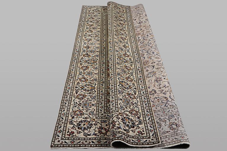 A carpet, Kashan, ca 298 x 199 cm.
