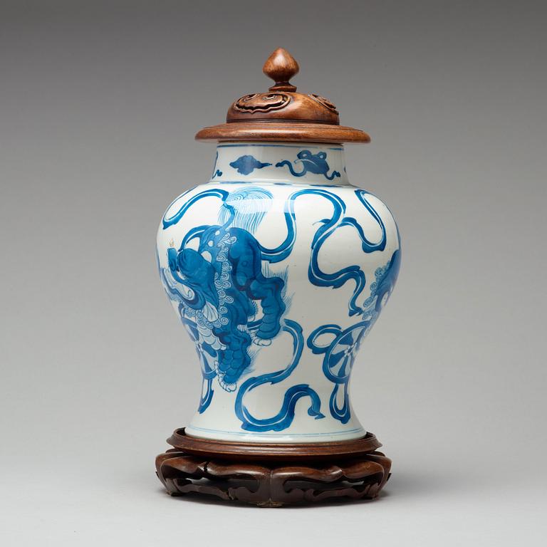 A blue and white vase, Qing dynasty (1664-1912).