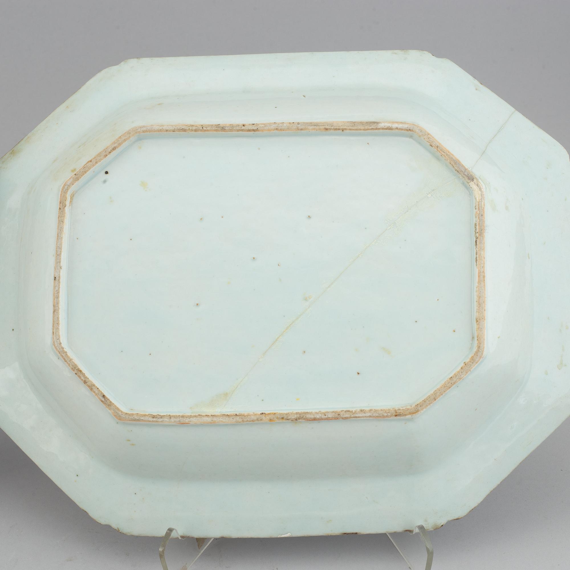 Stekfat, ett par, samt tallrikar, 3 st, urnor 2 st, porslin. Kina, 1700-1900-tal.