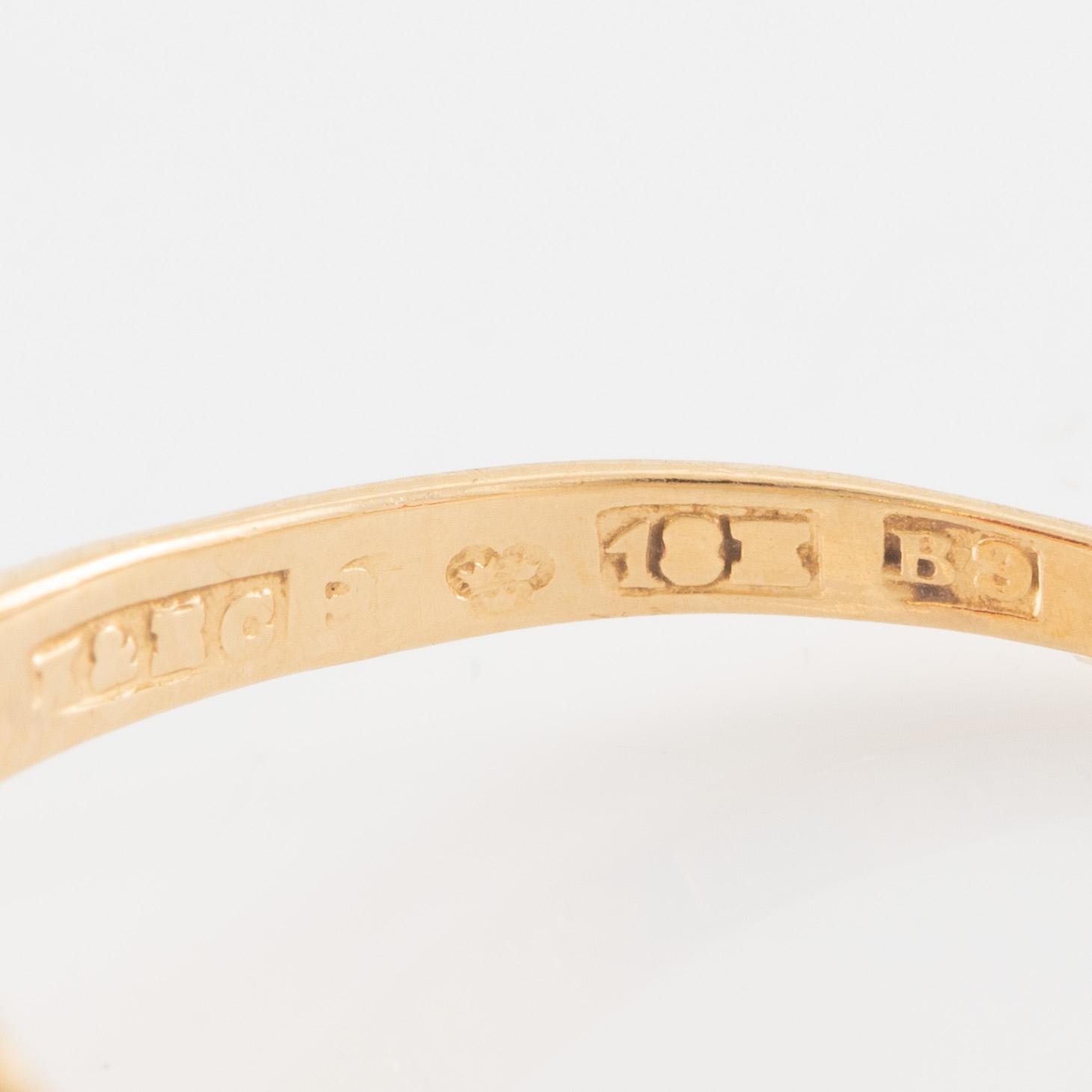 Ring 18K gold with red synthetic stone.