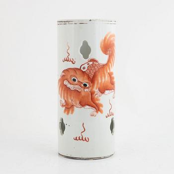 A Chinese porcelain hat stand, early 20th century.