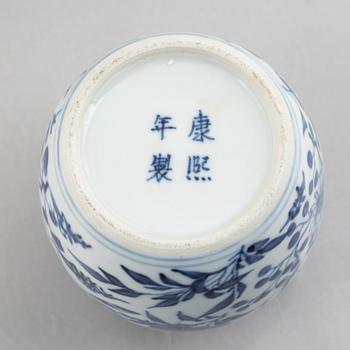 A Chinese blue and white pot with lid, Qing dynasty, 19th century.