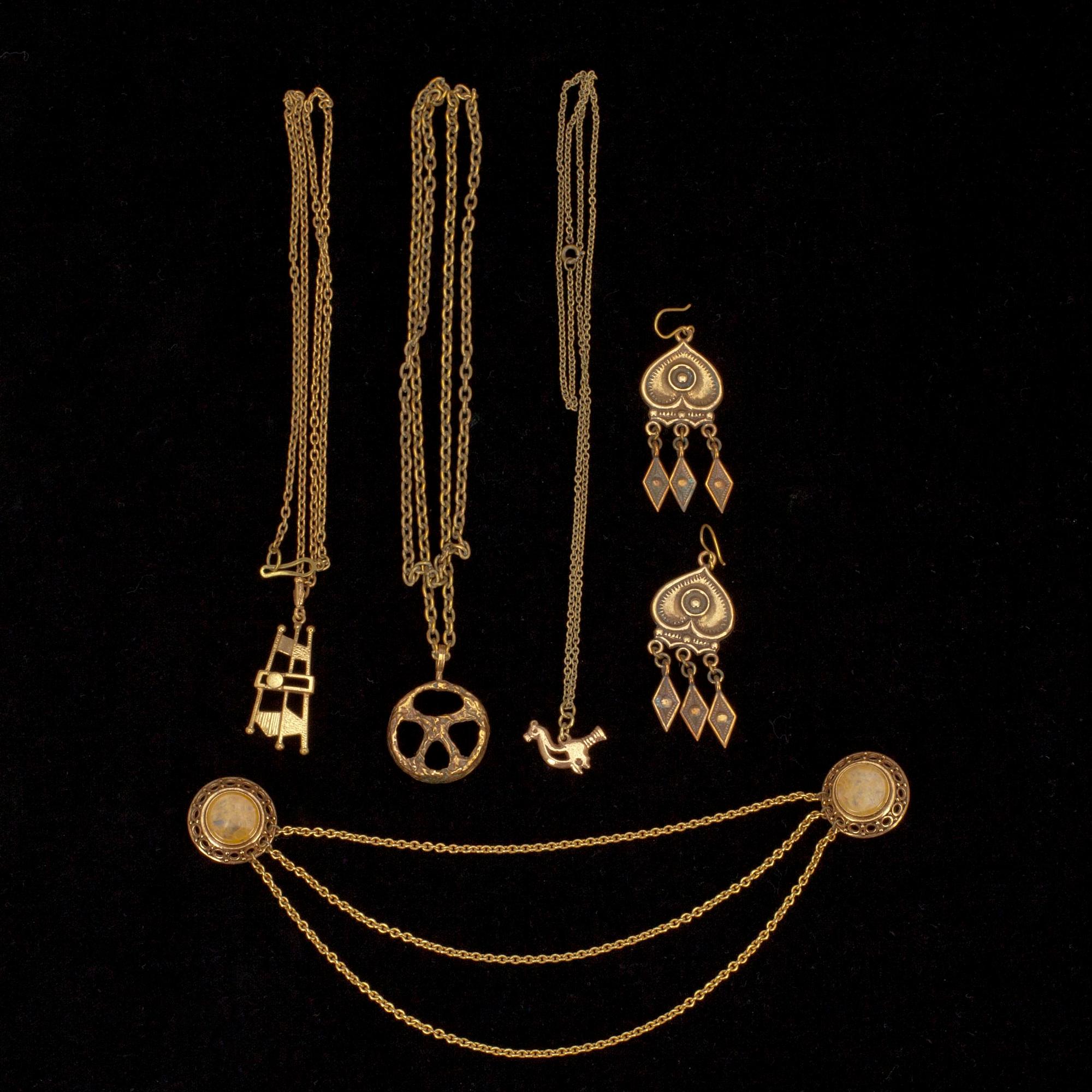 SMYCKEN, 5 st, brons, bl.a. Kalevala Koru. 1900-talets senare hälft.