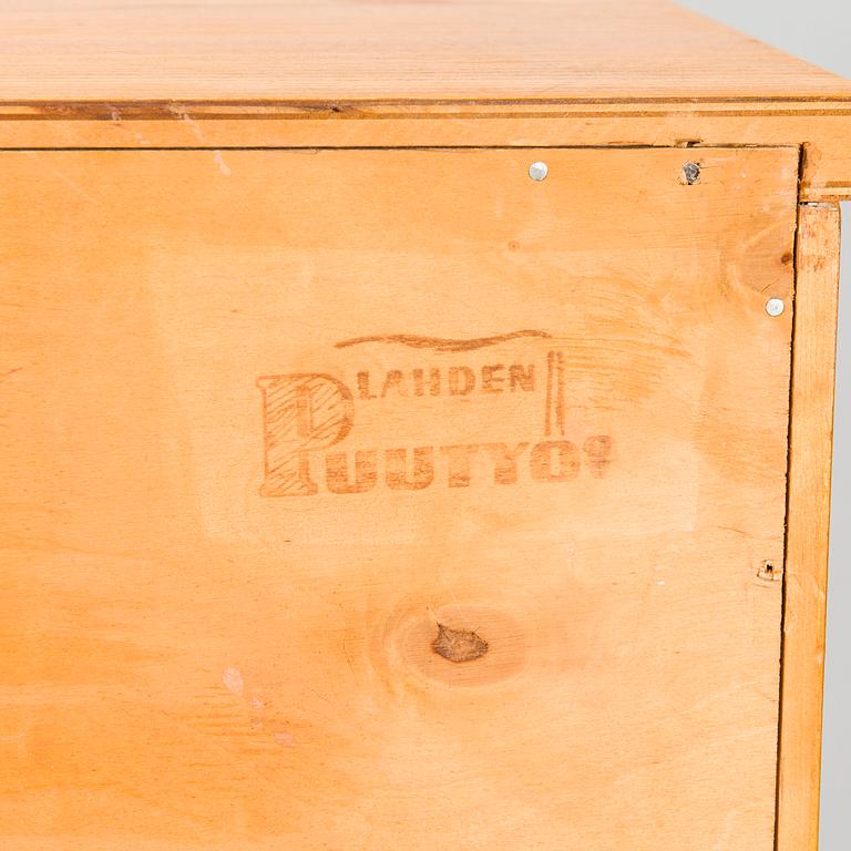 Vitrinskåp, Lahden Puutyö, 1900-talets mitt.