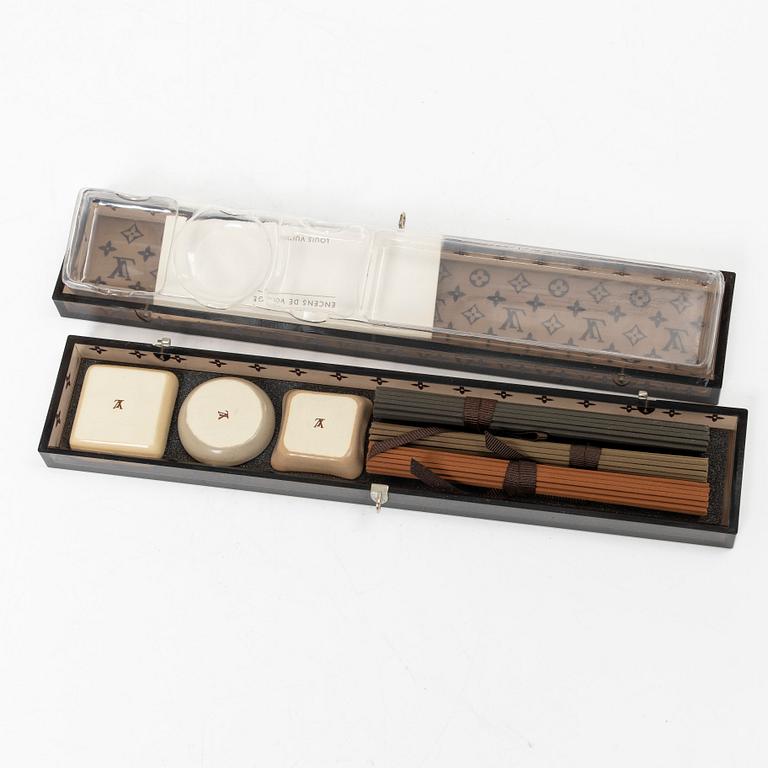 Louis Vuitton, Translation: "bag charm and case with incense".