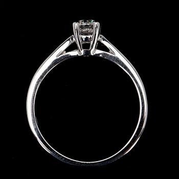 RING, vitguld 18K, briljantslipad diamant 0,35 ct. Vikt 3,8 g. Intyg.