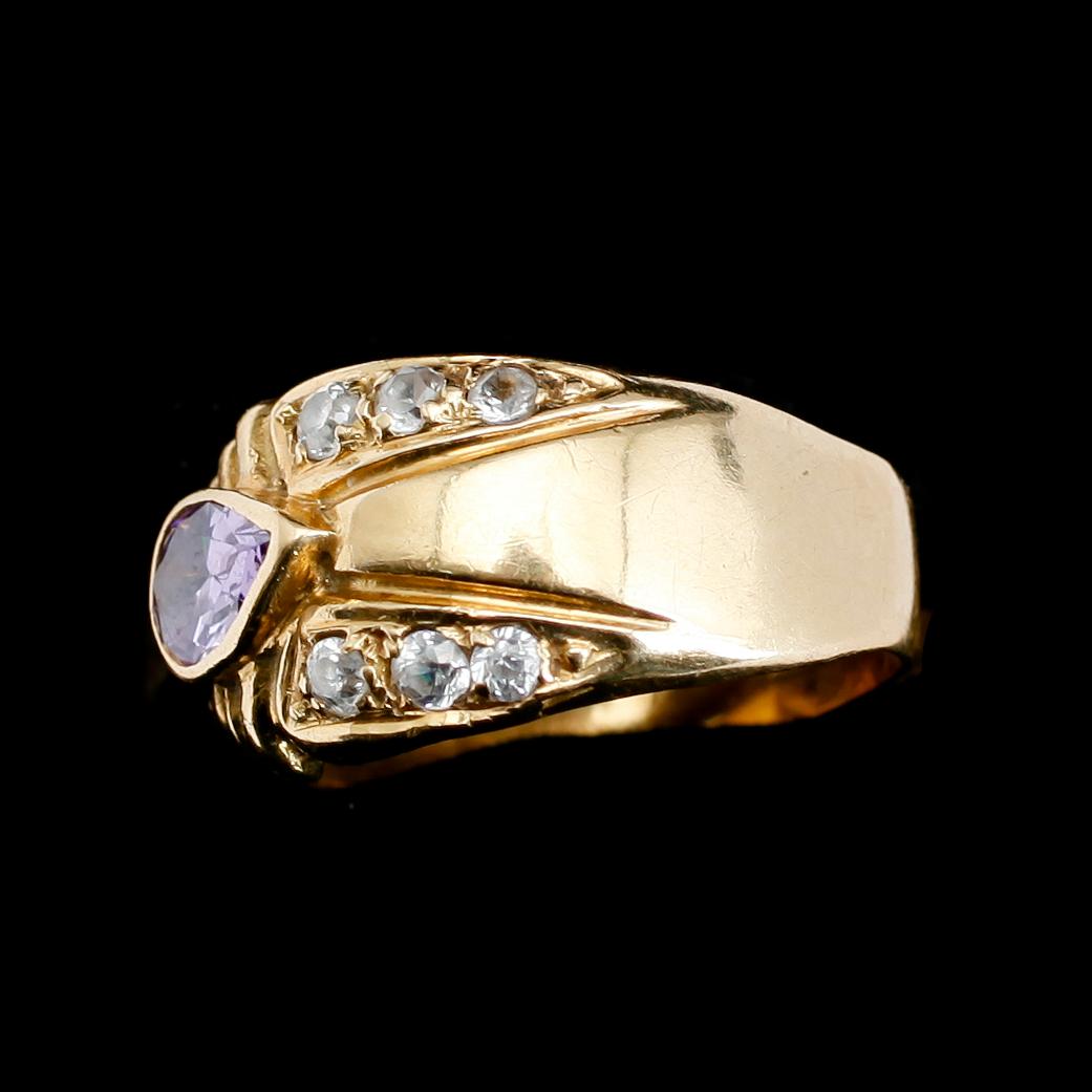 RING, 18 k guld med ametist och vita stenar. Vikt ca 5 gram.