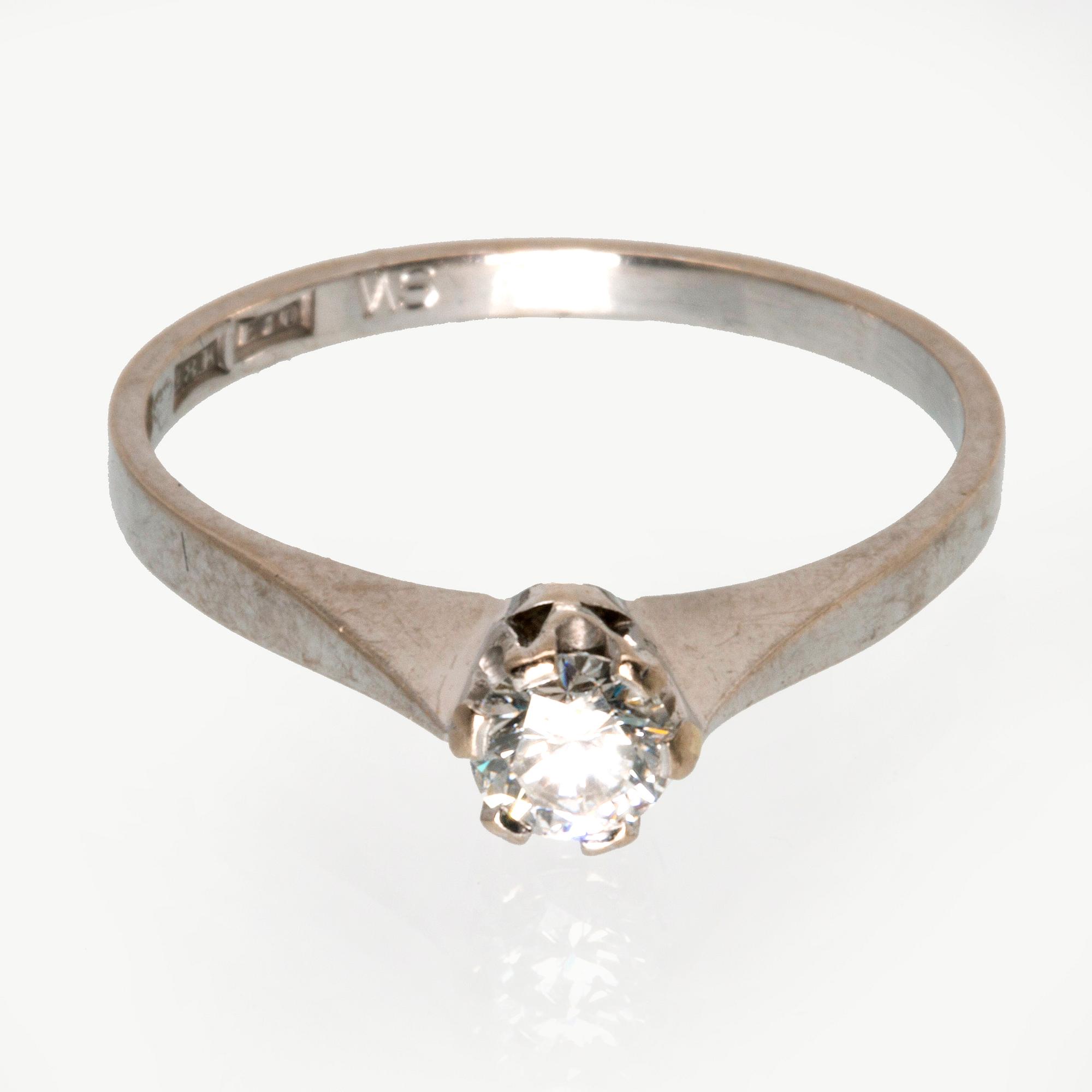 Ring 18K whitegold 1 brilliant-cut diamond 0,33 ct engraved.