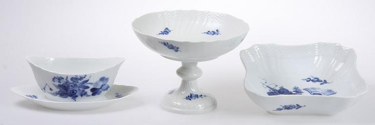 MAT-, KAFFE- samt TESERVISDELAR,  114 st, porslin, "Blå blomst", Kongl Dansk.