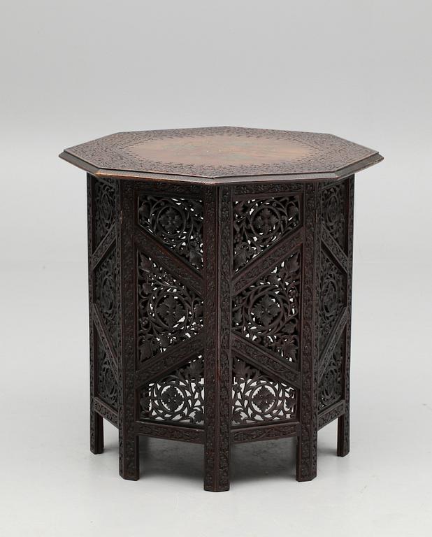 BORD, orientaliskt. 1900-tal.