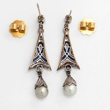 Örhängen, platina, 18K guld, gammalslipade och rosenslipade diamanter, syntetiska safirer och pärlor.