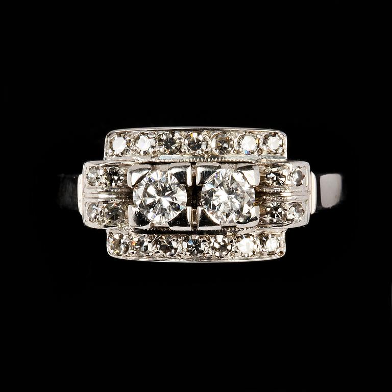 RING, 18 k vitguld med 24 st briljantslipade diamanter, G Dahlgren & Co, 1940, Malmö, tot ca 0,96 ct.