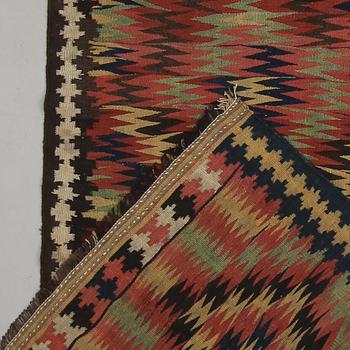 MATTA, semiantik, Kelim. Ca 290 x 122 cm.