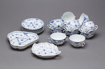 SERVISDELAR, 21 st, porslin, "Musselmalet", Royal Copenhagen, Danmark. 1900-tal.