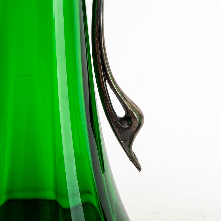 A pair of Art Nouveau glas and metall decanters, around 1900.