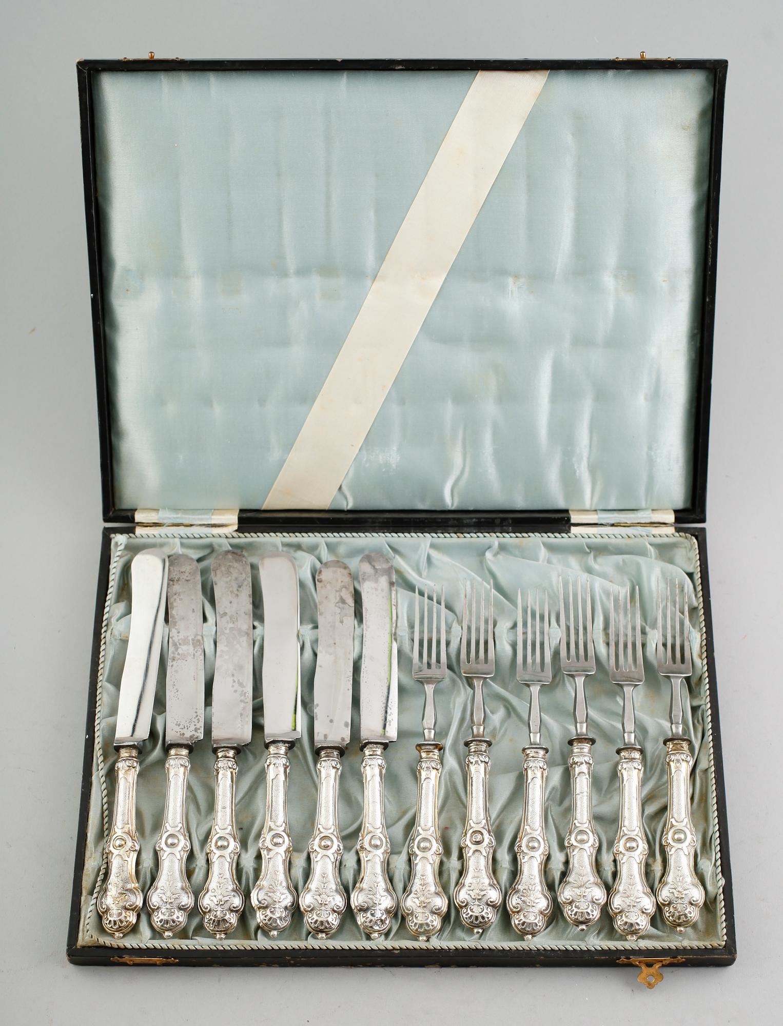 BESTICK, 12 st, silverskaft med stålblad, Ungern, 1800-/1900-tal.