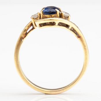 A 14-18K gold ring with a sapphire and diamonds ca. 0.43 ct in total.