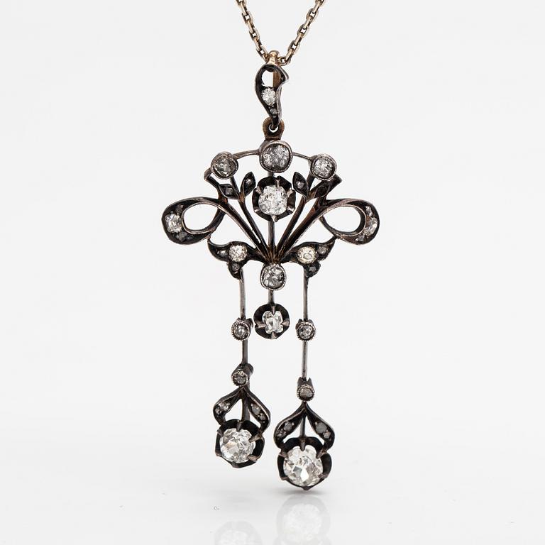 A Belle époque necklace in 13-14K gold, silver and old-cut diamonds ca. 1.50 ct in total. Early 20th century.