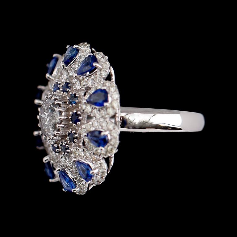 COCKTAILRING, 18 k vitguld, briljantslipade diamanter tot 1.70 ct, safirer tot 1.69 ct.