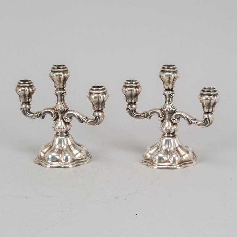 Kandelabrar, ett par, silver, rokokostil, 1900-tal. Svensk importstämpel.