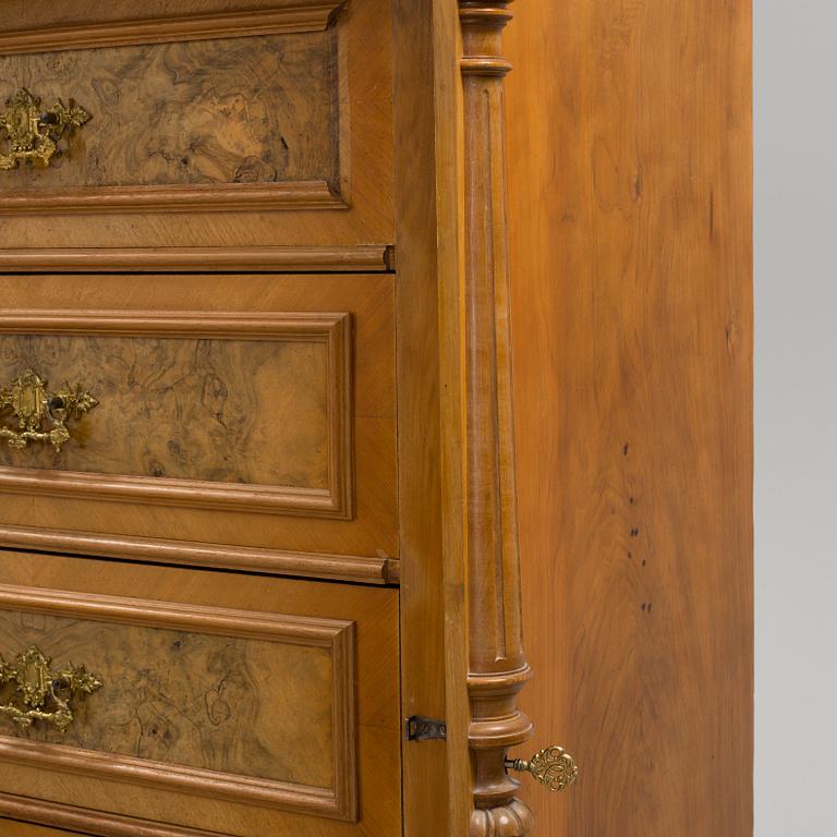 A late 19th century chest of drawers.