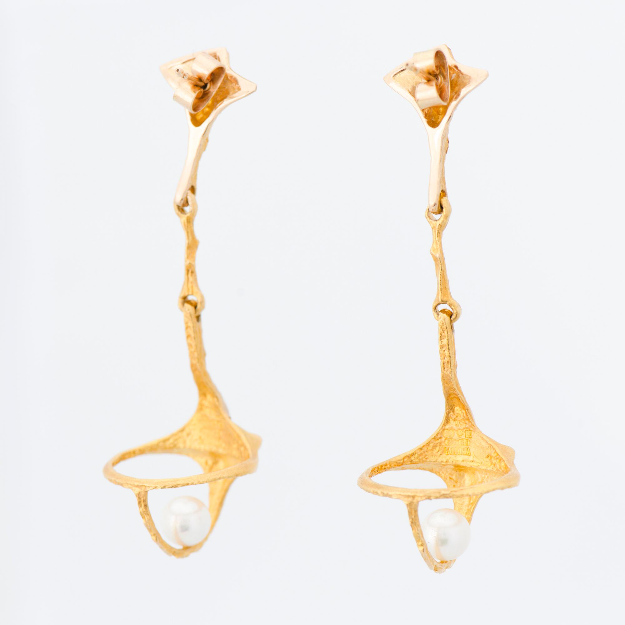 KORVAKORUT, viljellyt helmet, 14K kultaa. Lapponia 1994.