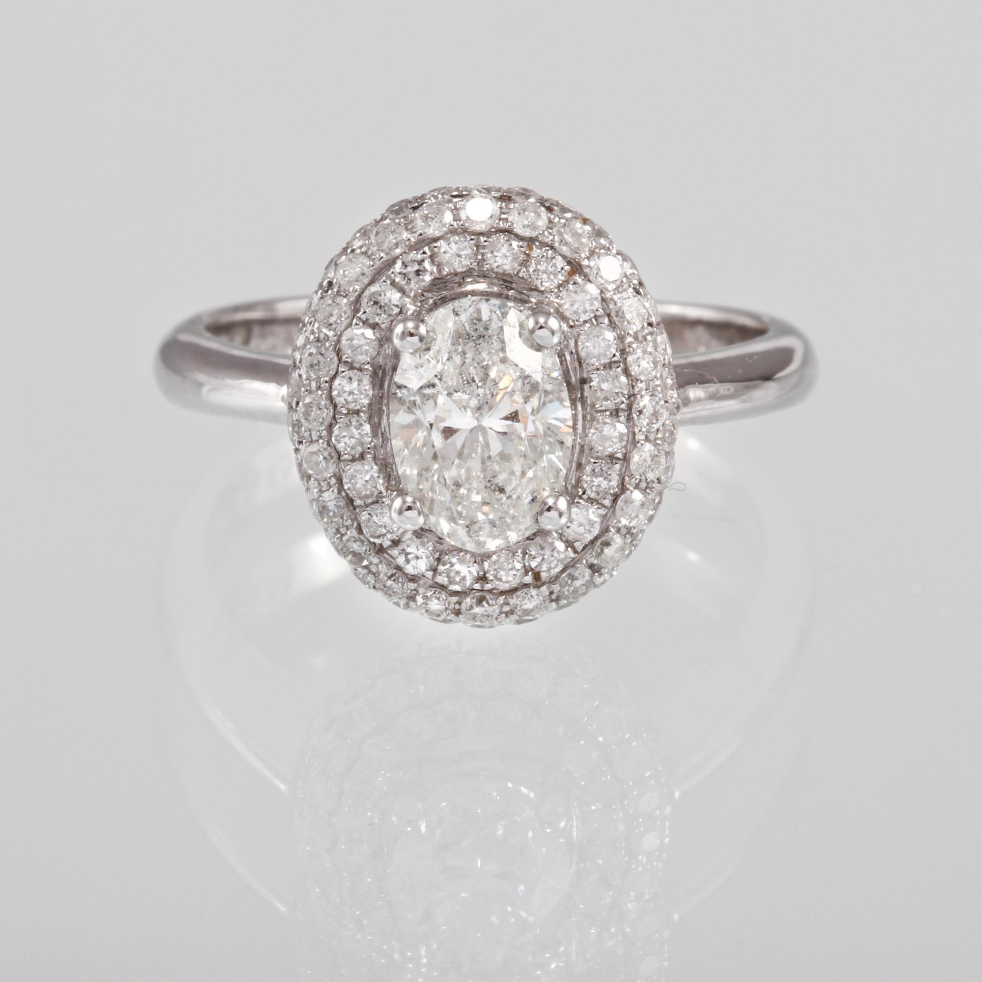 RING, 18K vitguld med briljantslipade diamanter ca 0.48 ct samt ovalslipad diamant ca 0.87 ct. Vikt 4,3 gram.