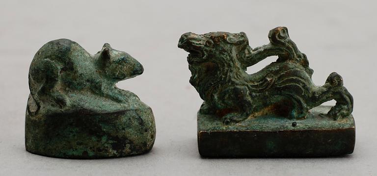 DOSA, lapis lazuli samt FIGURER, 2 st, brons, 1900-tal.