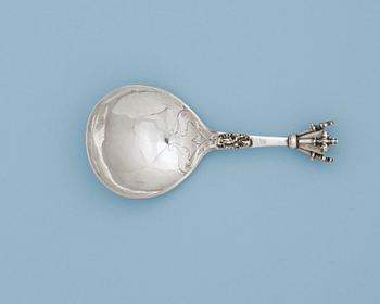1039. A Skandinavian 17th century parcel-gilt spoon, unidentified makers mark.
