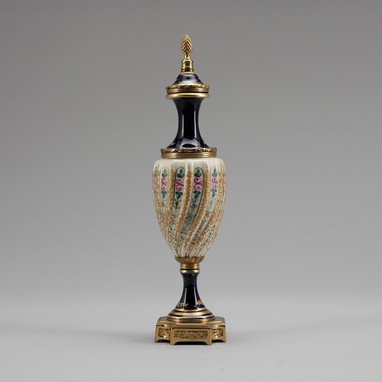 LOCKURNA, porslin, Frankrike, 1900-tal.