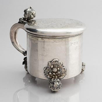 Erik Månsson Schmidt, dryckeskanna, delvis förgyllt silver, Stockholm (verksam 1675-1686). Barock.