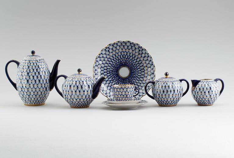 TE- OCH KAFFESERVIS, 17 delar, porslin, "Cobalt Net" Lomonosov , Ryssland.