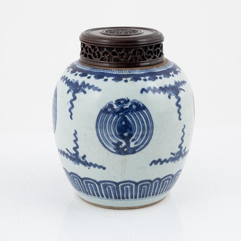 A blue and white jar, Qing dynasty, Kangxi (1662-1722).