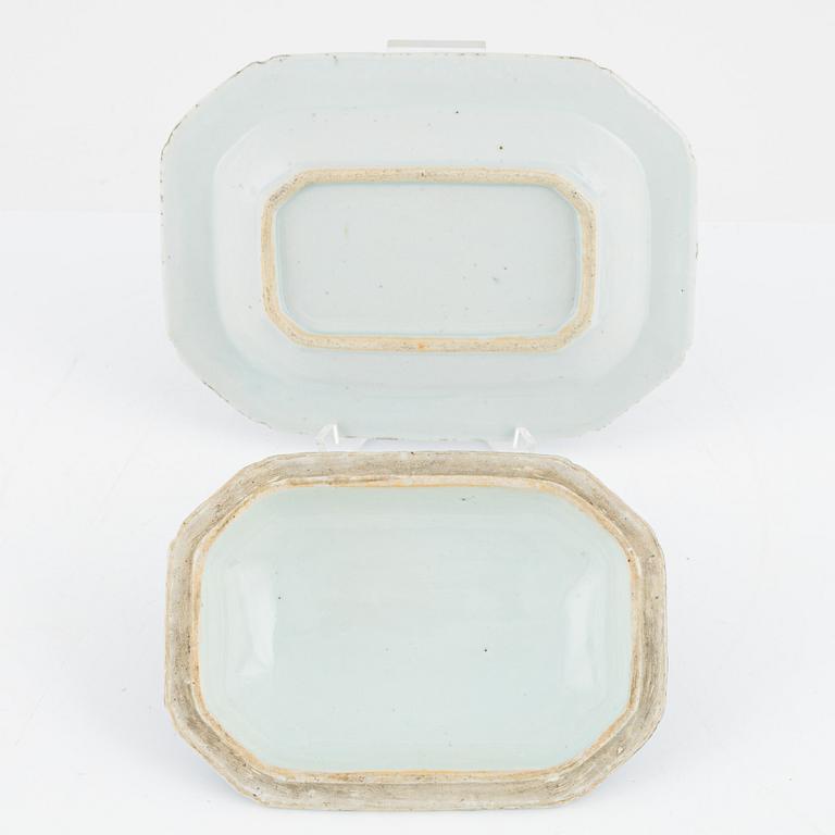 A Chinese blue and white porcelain butter terrine with lid and dish, Qing Dynasty, Qianlong (1736-1795).