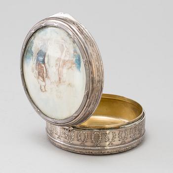 DOSA med LOCK, silver, Louis XVI-stil, sent 1800-tal. Total vikt 260 gram.