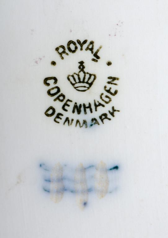 SERVERINGSFAT, porslin. Royal Copenhagen, Danmark.