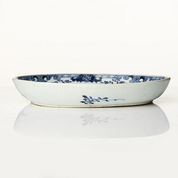 Stekfat, porslin. Qingdynastin, Qianlong (1736-95).