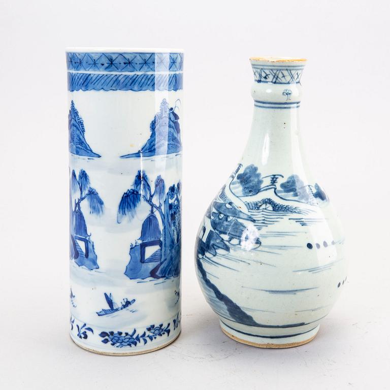 A Chinese Qing Dynasty around 1900 porcelain flask and vase.