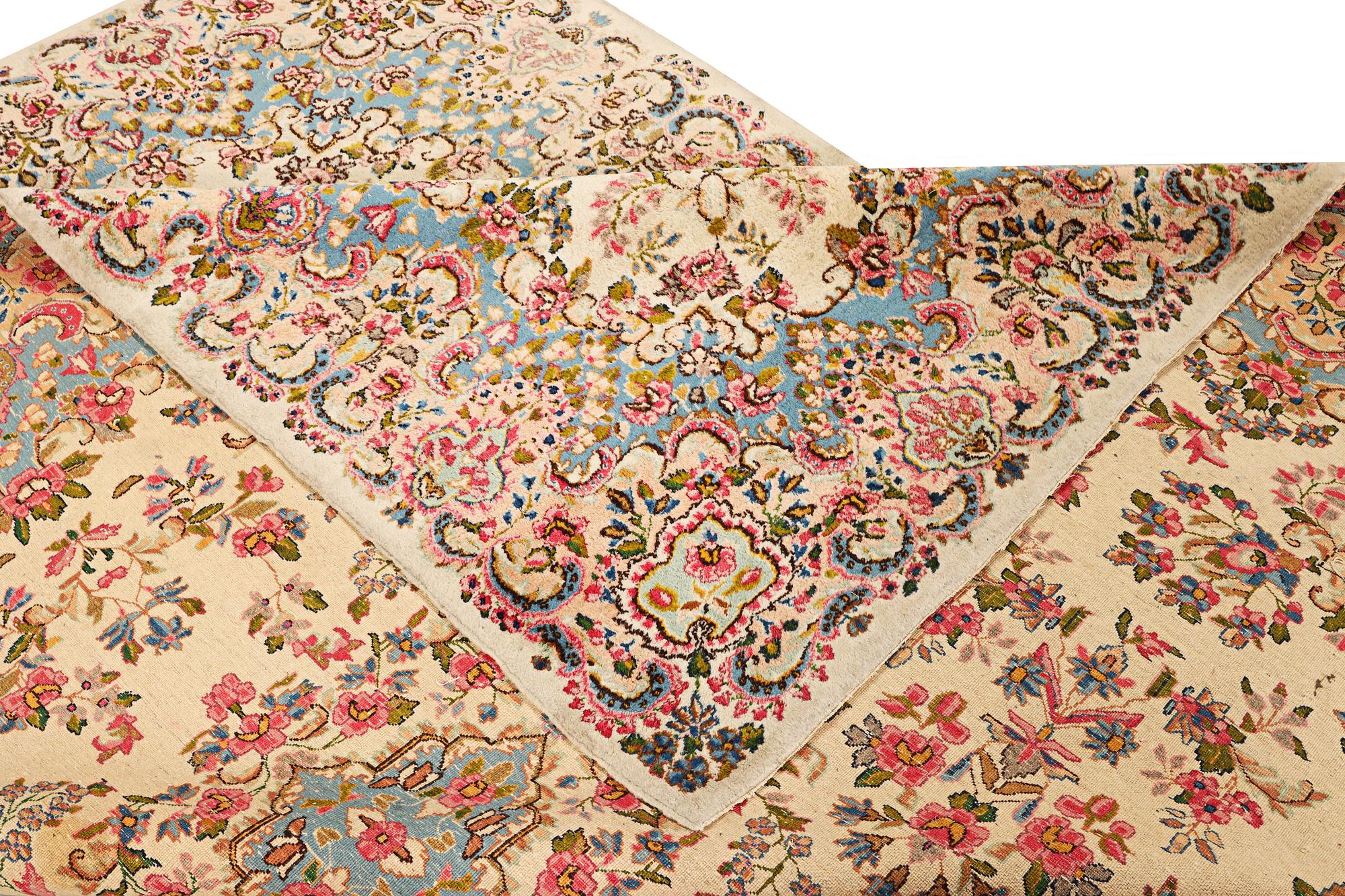 An antique Kirman carpet, a. 310 x 210 cm.