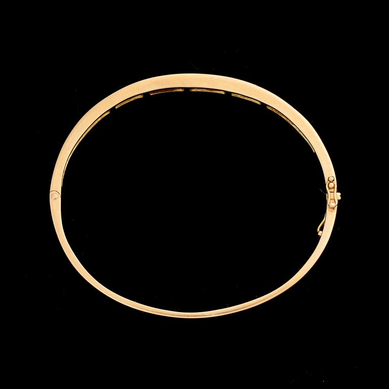 ARMRING 18k guld, 18 briljantslipade diamanter tot ca 1,85ct. Carl Hoff. Vikt ca 21 g.