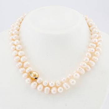 Ole Lynggaard, 3 necklaces and 1 bracelet of cultured freshwater pearls with a clasp in 18K white and red gold.