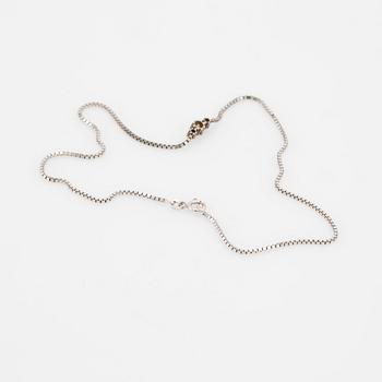 Collier, 18K vitguld med tre briljantslipade diamanter.