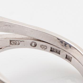 Ring 18K vitguld med en cabochonslipad safir ca 11.00 ct samt runda briljantslipade diamanter.