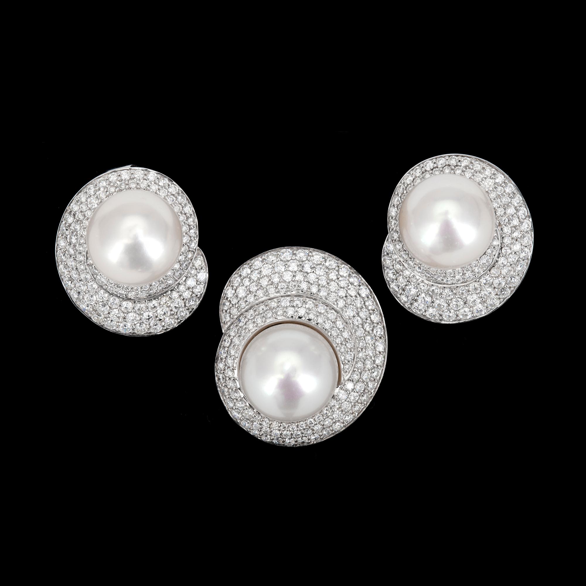 A set of cultured pearl- and brilliant cut diamonds earrings and pendant, tot. app. 4 cts.