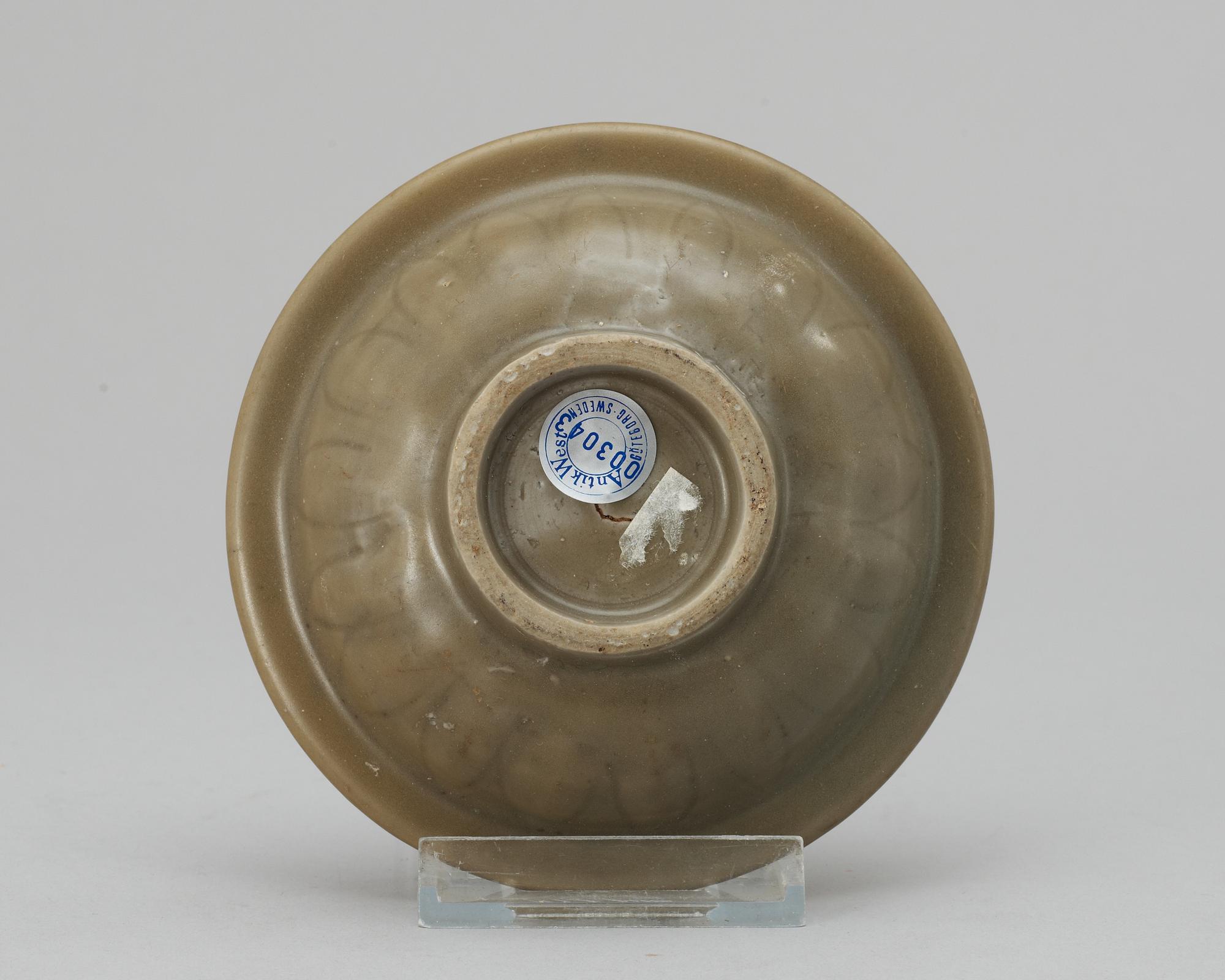 A celdon glazed dish with double fishes, Yuan/Ming dynasty.