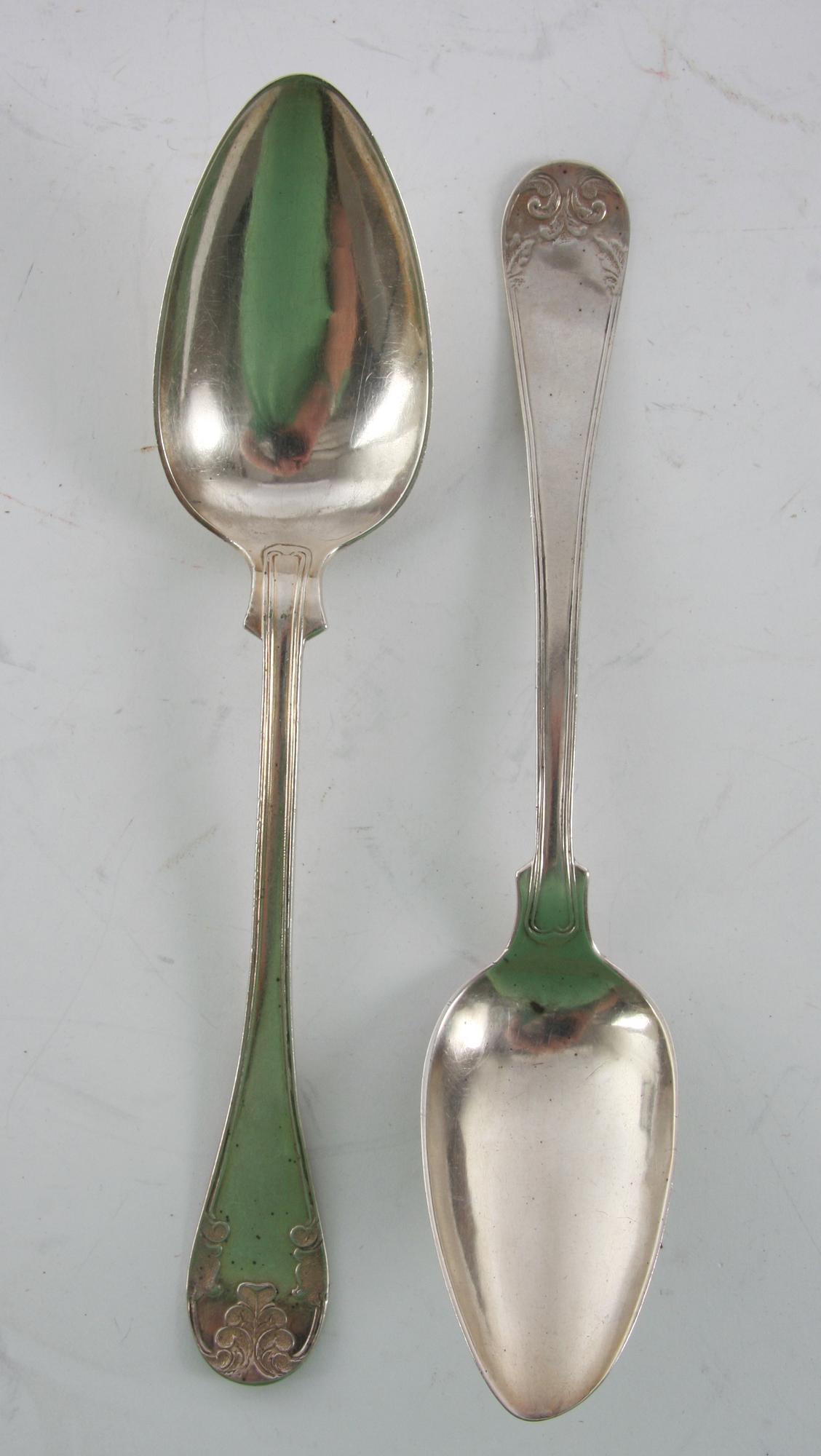 SALT- OCH PEPPARSTRÖARE, 4 st, 2 st MATSKEDAR(1800-tal), silver.