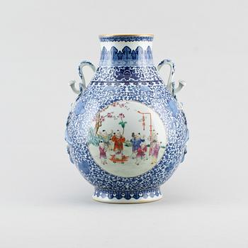 VAS, porslin, Kina, bär Qianlongs märke, sannolikt 1900-tal.