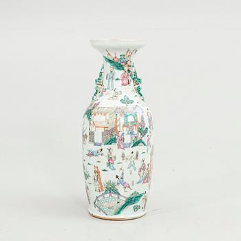 A large Chinese famille rose porcelain vase, Qing dynasty, 19th century.