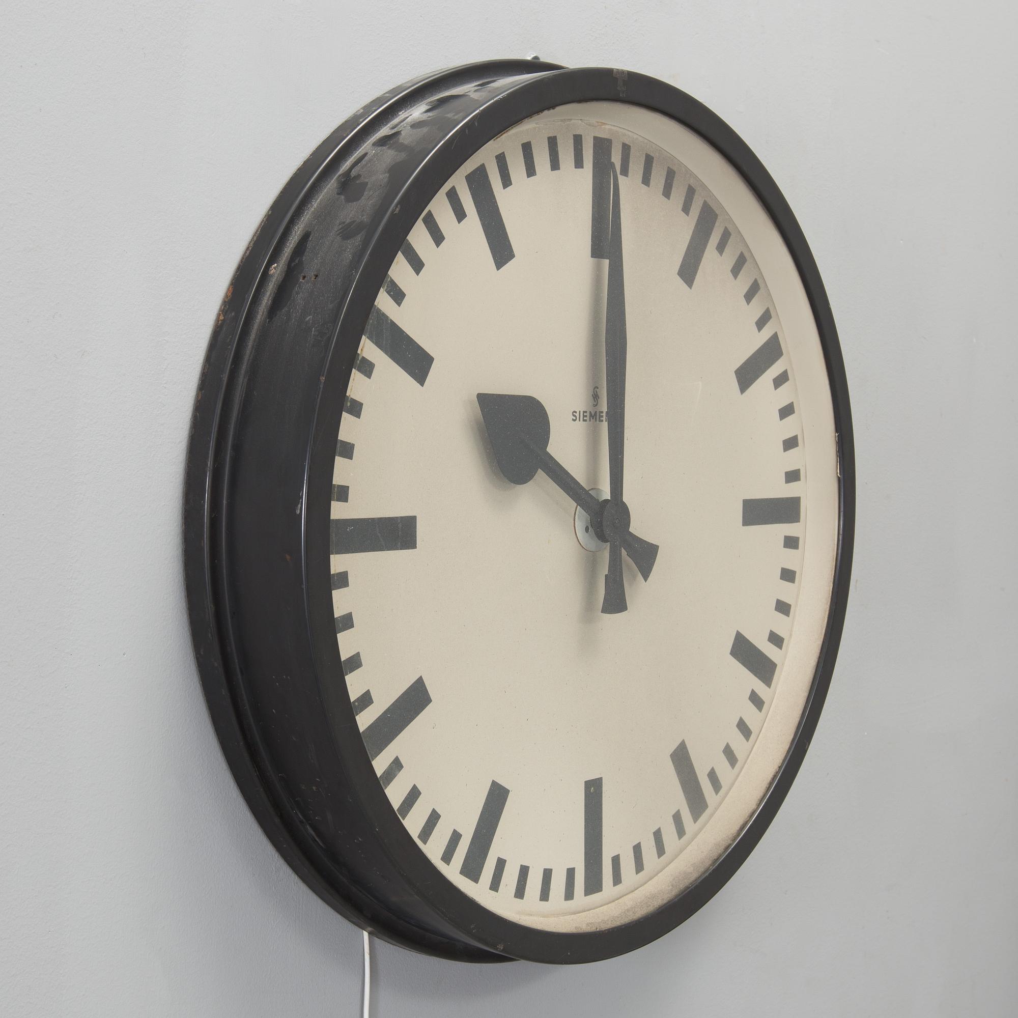 a Siemens "ANU 39" wall clock from the first half of the 20th century.
