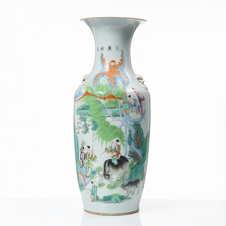 A Chinese porcelain vase, 20th century.